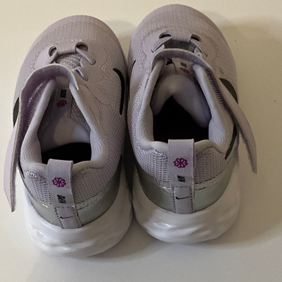 Nike Kids Light Purple Sneakers - Picture 4 of 4